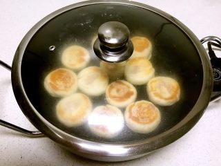 24、火腿发面饼,盖上锅盖焖2分钟