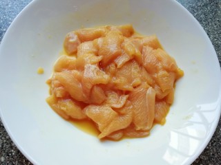 1、西兰花红萝卜烩鸡肉,鸡脯肉切成片，加入鸡粉、淀粉和生抽搅拌均匀，腌制15分钟左右。