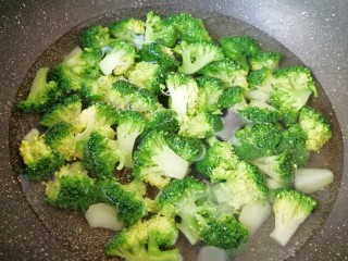 2、西兰花红萝卜烩鸡肉,西兰花切成小朵，用淡盐水泡15分钟左右冲洗干净，红萝卜切成片，锅内放水烧开，加一点盐和食用油，下入西兰花焯水至变色。