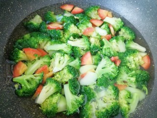 3、西兰花红萝卜烩鸡肉,下入红萝卜片一起焯水至断生关火。