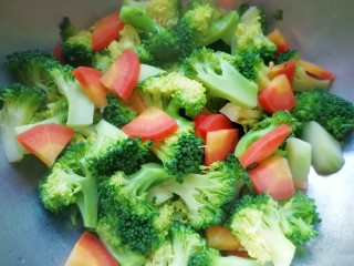 4、西兰花红萝卜烩鸡肉,捞出过凉水，沥干水分备用。