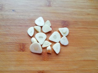 5、西兰花红萝卜烩鸡肉,大蒜洗干净切成片。