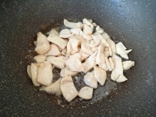 6、西兰花红萝卜烩鸡肉,炒锅内倒适量的食用油烧热，下入腌制好的鸡脯肉大火快速划炒至变色，盛出备用。