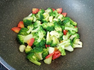 8、西兰花红萝卜烩鸡肉,下入焯好的西兰花和红萝卜翻炒均匀。