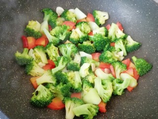 9、西兰花红萝卜烩鸡肉,放盐调味。