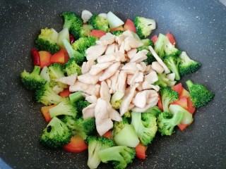 10、西兰花红萝卜烩鸡肉,下入炒好的鸡脯肉翻炒均匀。