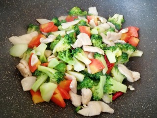 11、西兰花红萝卜烩鸡肉,放鸡精翻炒均匀出锅。