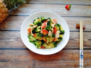 12、西兰花红萝卜烩鸡肉,装盘。