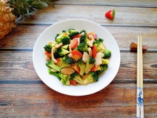 15、西兰花红萝卜烩鸡肉,鸡肉滑嫩。