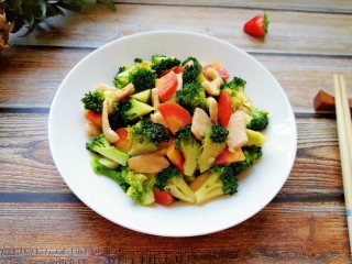 16、西兰花红萝卜烩鸡肉,一起来享受美食吧！