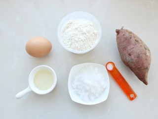 1、红薯松饼,准备好所需食材