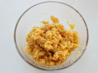2、红薯松饼,红薯蒸熟后捣成红薯泥