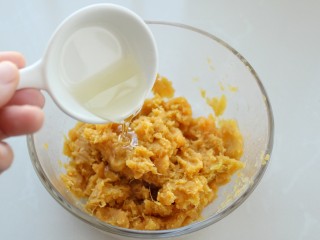 3、红薯松饼,加入食用油搅拌均匀