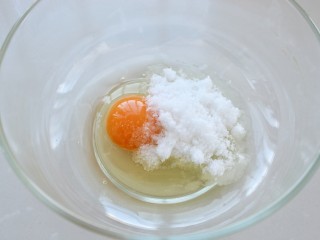 4、红薯松饼,鸡蛋磕入容器中，加糖和盐