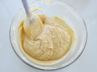 9、红薯松饼,倒入牛奶拌匀成稍微粘稠的面糊状态