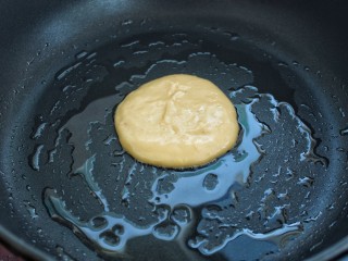 10、红薯松饼,锅中刷一层薄油，舀适量面糊垂直倒入锅中