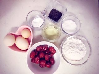 1、枣泥蛋糕,准备食材，三个鸡蛋，75g红枣，115g低筋面粉，50g油，50g糖，4g泡打粉，适量芝麻