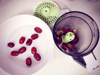 2、枣泥蛋糕,将红枣洗净后去核，然后将枣肉放入辅食机中蒸煮15分钟
