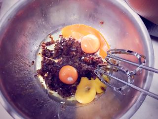 5、枣泥蛋糕,加入三个鸡蛋，我正好敲出了一个双黄蛋