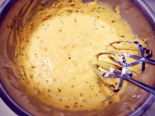 8、枣泥蛋糕,继续用电动打蛋器搅拌均匀