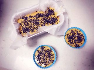 12、枣泥蛋糕,可以在面糊上适当的撒一些芝麻，家里没有白芝麻，就用黑芝麻代替了