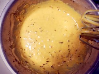 10、枣泥蛋糕,用电动打蛋器稍微打几下即可，避免面粉起劲