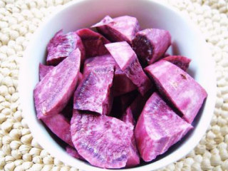 2、紫薯浓汤,紫薯切块备用