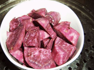 3、紫薯浓汤,进锅蒸熟