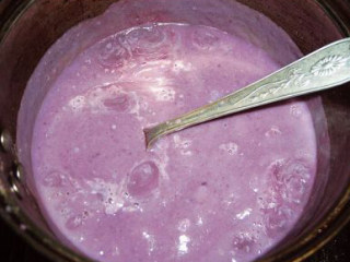 5、紫薯浓汤,加入牛奶,和匀,放到锅中煮