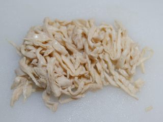 5、韭菜素肉丝,切成细丝。