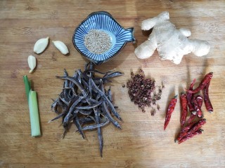 1、十味 香辣小鱼干,准备食材。