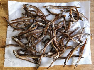 3、十味 香辣小鱼干,将泡软的小鱼干放在厨房纸上吸干水分。