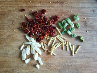 4、十味 香辣小鱼干,干辣椒、葱切小段，蒜切片，姜切丝备用。