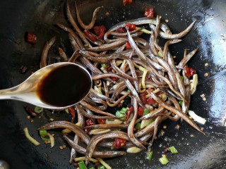 8、十味 香辣小鱼干,炒至小鱼干开始变得干脆的时候加入一勺味极鲜酱油，继续小火翻炒，注意一定要小火慢烘。