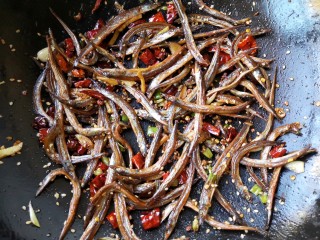 11、十味 香辣小鱼干,出锅前加一丢丢白糖提鲜。