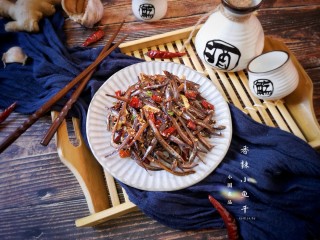 12、十味 香辣小鱼干,出锅装盘。