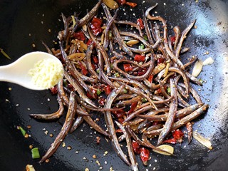 10、十味 香辣小鱼干,加入适量的盐和鸡精翻炒均匀。盐的加入量要根据小鱼干本身是否有咸味来自行掌握。