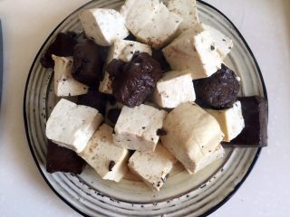 4、鸭血烧豆腐,捞出沥干水分