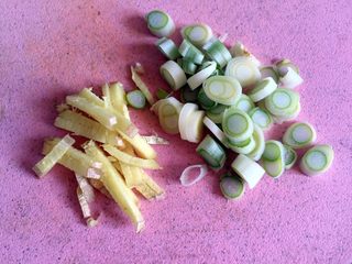 5、鸭血烧豆腐,大葱切丁,生姜切丝