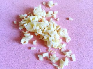 6、鸭血烧豆腐,大蒜切末