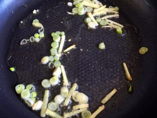 7、鸭血烧豆腐,锅中放油烧热,放入葱姜爆香