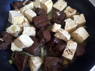 8、鸭血烧豆腐,放入大豆腐和鸭血翻炒片刻