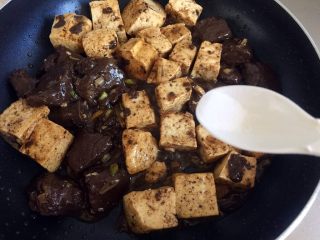 11、鸭血烧豆腐,炒匀后放盐调味