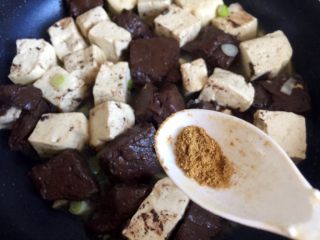 9、鸭血烧豆腐,放入花椒粉