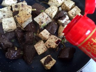 10、鸭血烧豆腐,放入老抽