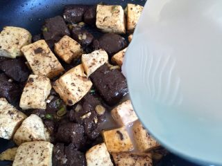 12、鸭血烧豆腐,倒入水淀粉