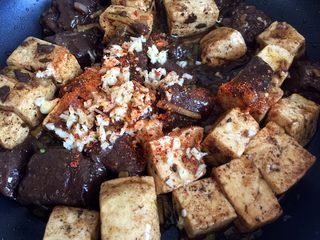 13、鸭血烧豆腐,炒匀后熄火,撒蒜末和辣椒粉备用