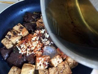 15、鸭血烧豆腐,淋在蒜末和辣椒粉上