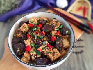 16、鸭血烧豆腐,撒香菜末和红辣椒食用