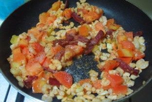 10、意式虾仁玉米粥,放入荷兰芹翻炒，加入适量的白葡萄酒去腥，放入黑胡椒碎和盐调味